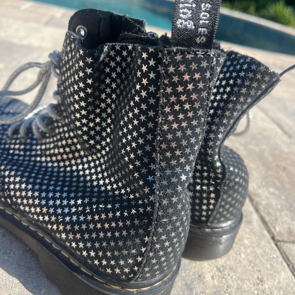Dr. Martens Black Star Pattern Kids Combat Boots size 3 - Picture 2 of 14